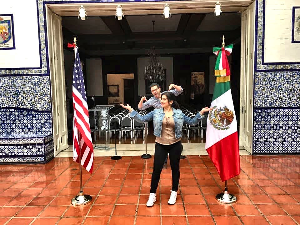 Students with US and Mexican flags